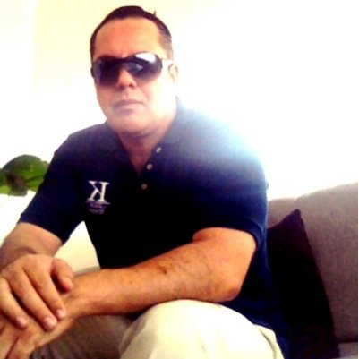 Agente inmobiliario, locutor de Radio.