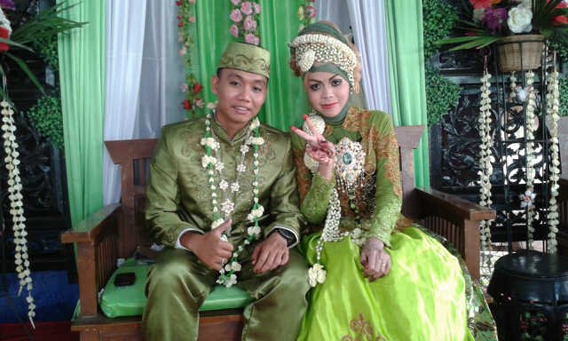 Orang lain adalah cermin. Ada dua jenis : cermin baik dan buruk. Cermin buruk, sebaik apapun diri kita, akan tetap memantulkan gambar diri yang bengkok.