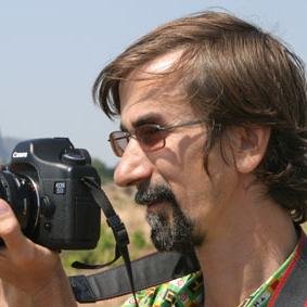 Journalist, periodista, Africa and Haiti specialist.
