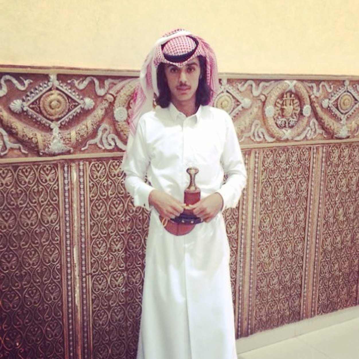 ‏بعيد آلديآر ورآعي آلبعد مآ ينلآم ، إلى مِنّه جر آلصوت ضآقت بهه آنسآمھ ٰ.