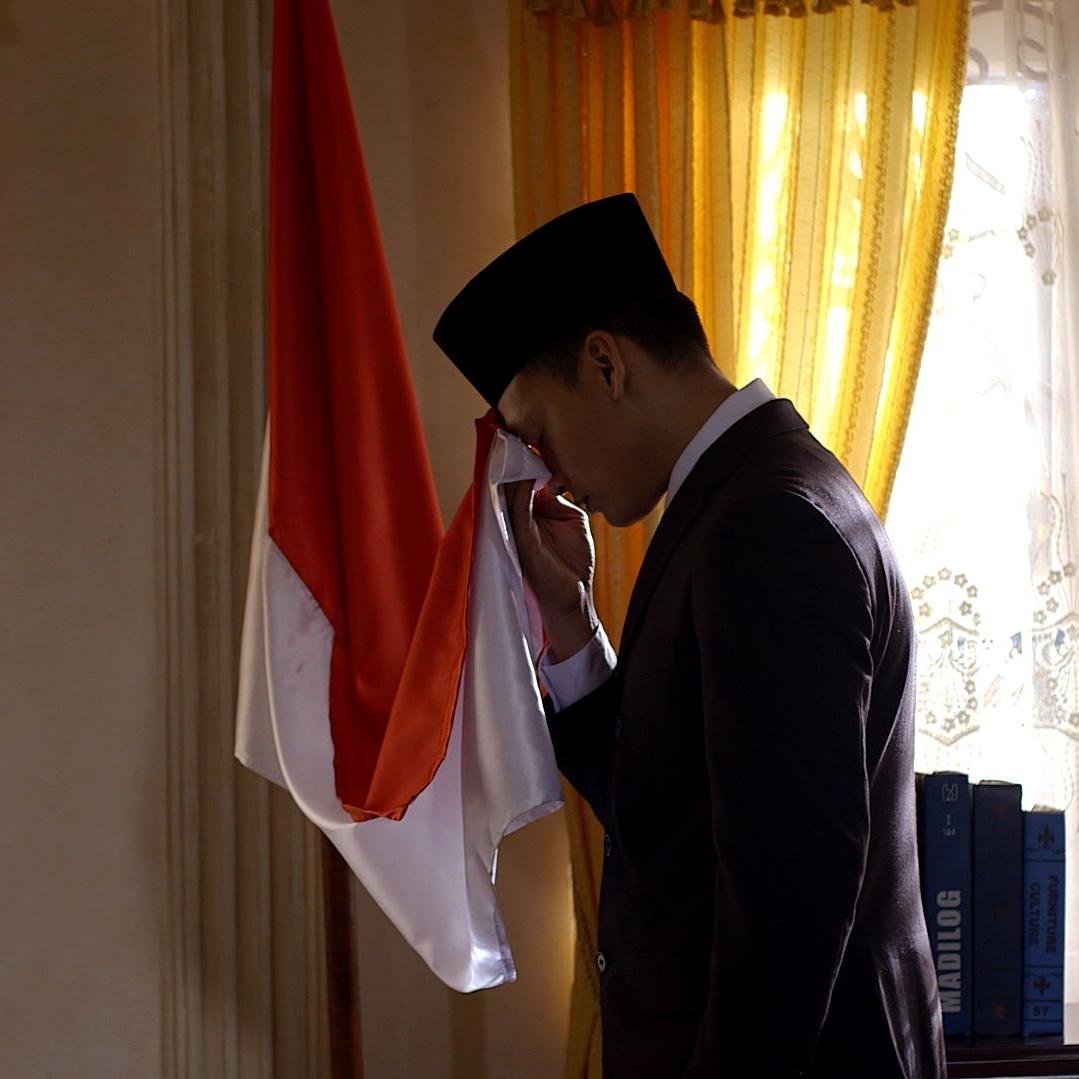 Film tentang perjuangan Joko Widodo saat menjabat Gubernur DKI dan menjadi presiden ke-7 RI. Drama tentang perjuangan dan cinta yang menginspirasi.