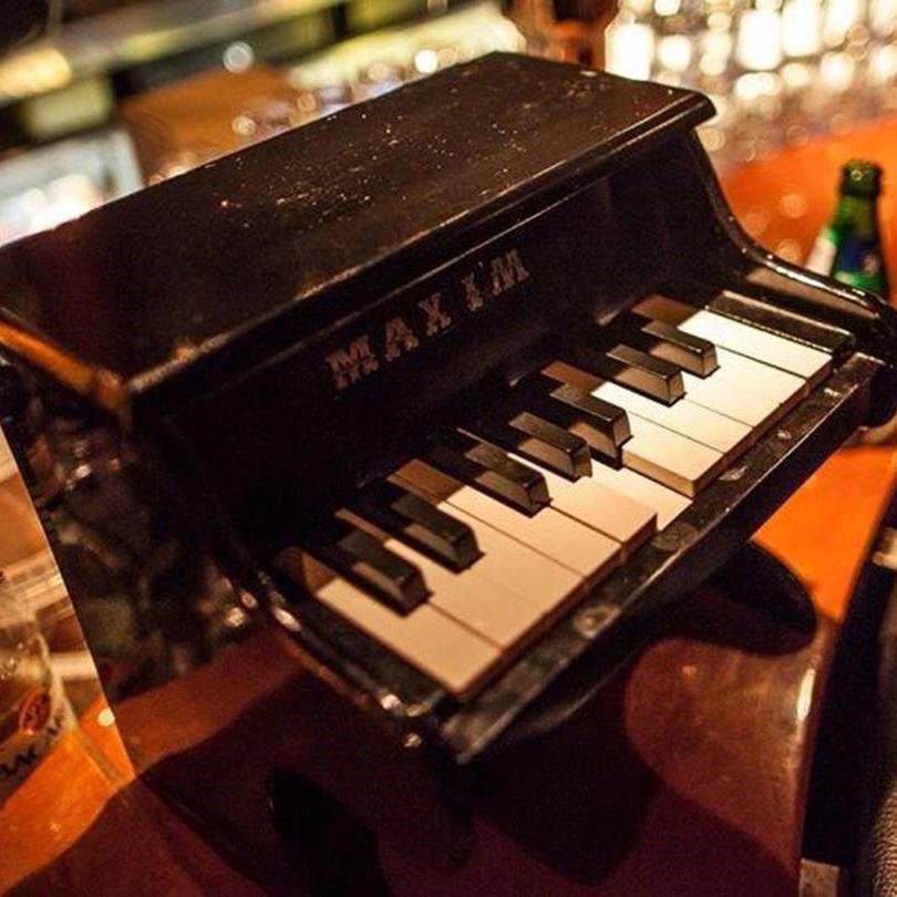With live music, excellent service and a large wine, cocktail and champagne selection every night at Pianobar Maxim is a wonderful experience.