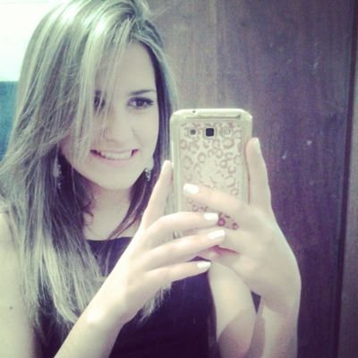 Desfila na pista nego delira, ela acha daora, as mina se morde morre de inveja ela adora! ♪
Snap: Camiroochaa
