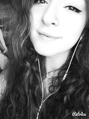 Sourire ne signifie pas forcément que l'on est heureux. Je mords pas, enfin pas souvent.