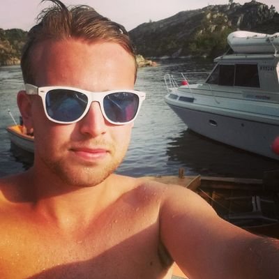 Lidenskap for Fotball og Poker. Kan twittre om alt mellom himmel og jord.
