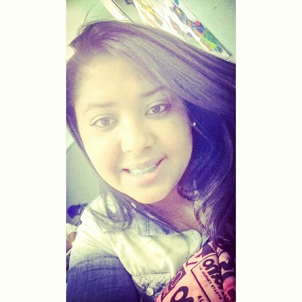 Menina mulher, linda por fora e por dentro, uma pessoa especial, alegre sorridente, amiga, pessoa que sabe chegar, conversar, brincar...