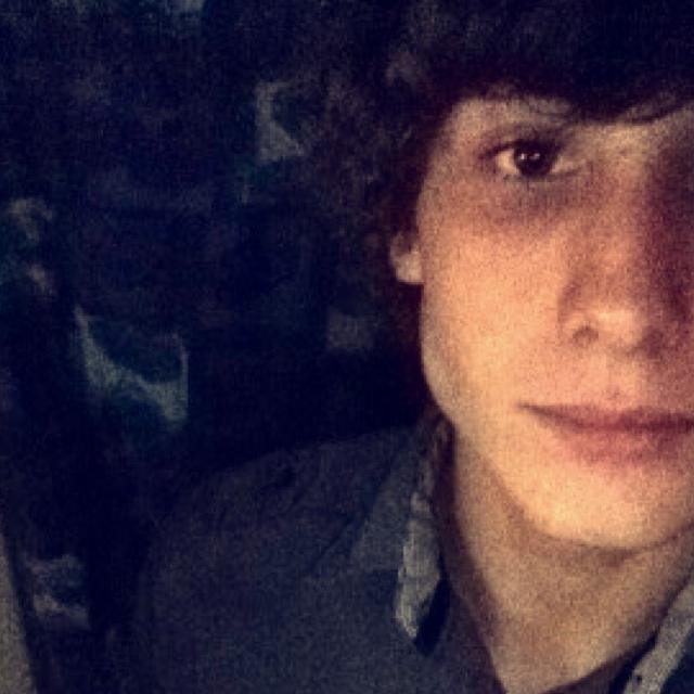 17. 6' 3. Single af. Love to skate, draw, and fuck around. Snapchat: jeremymatthew97 Instagram: drsweatshirt
