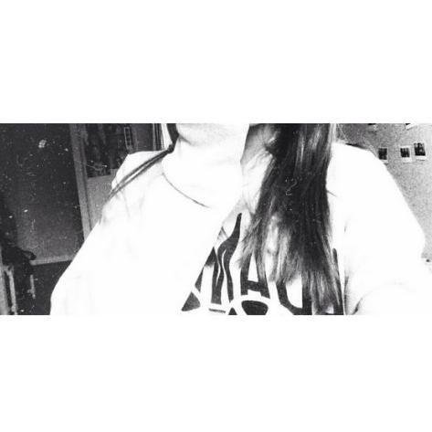 1D_Dreamer__'s profile picture. A l'extérieur je souris .. a l'intérieur je pleure 
A l'extérieur je  vie .. a l'interieur je meure 
Pourquoi tant de douleur .. ?