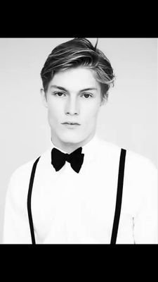 17. Malfoy, no otro cualquiera, si no Scorpius Malfoy. Hijo de Draco y Astoria. Prefecto de Slytherin y capitán del equipo de Quidditch.