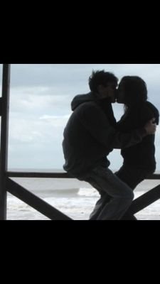 •A veces creemos estar enamorados, pero en realidad simplemente amamos•