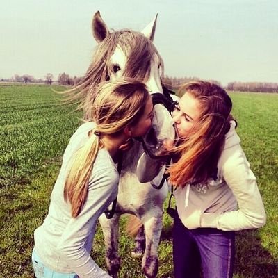 mensen moeten leren nadenken we zijn blij dat er vrienden zijn die er voor ons zijn die ons helpen in moeilijke tijden