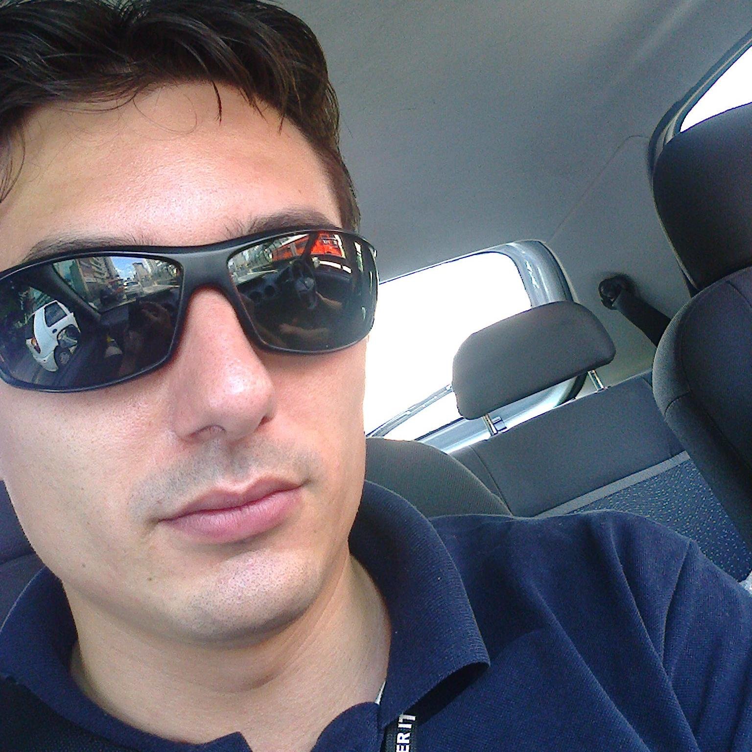 Criador do GuduComBR, formado em Analise de Sistemas, Analista de suporte, Doteiro, Podcaster, Vlogger, youtuber e gamer nas horas vagas. A zueira não tem limit