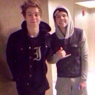 please follow @surpriselrh because i followed you, love you ifb