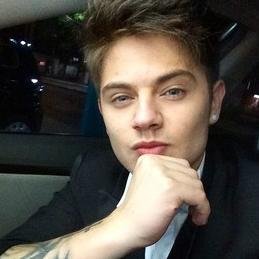 Aprendi a viver com cada sorriso teu,cada palavra sua,cada olhar,cada respiração!Te amamos @CHRIS_LEAO ♥-♥