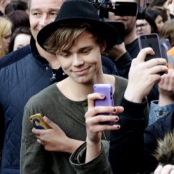i love ashton irwin and toast