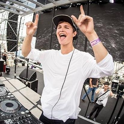 Who doesn't love @AnselElgort?! Check him out in #Carrie, #Divergent, #TheFaultInOurStars, #MenWomenAndChildren and as Caleb Prior in #Insurgent out in 2015!