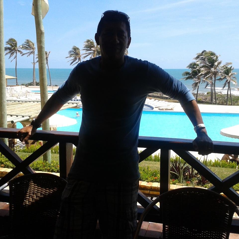 Estou em paz com a vida, tenho saúde, sou sincero, honesto, apaixonado pela vida, acredito no ser humano, graças à Deus, tenho muita FÉ - 2015 de SUCESSO e PAZ!