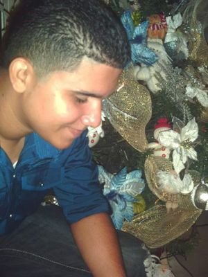 Venezolano 100%, estudiante de administración de empresas UDO Cumaná, futuro empresario o gran comerciante. Mi corazón para mi país Y familia
