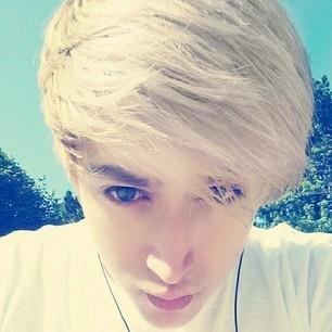 ¿Quién soy? Estoy tratando de averiguarlo…” Me siento tan a gusto en mi vida, que mi doble personalidad se copia de la original.   -WIZ KHALIFA puto amo