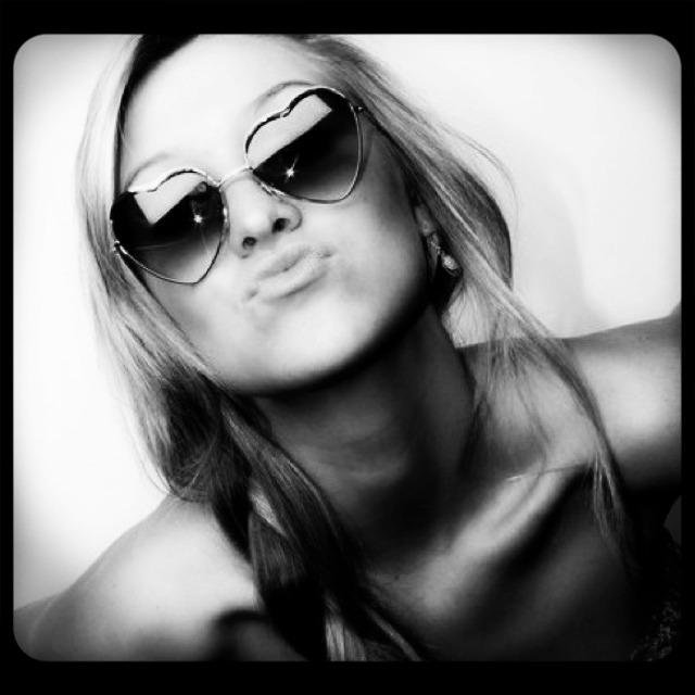 The names Savannah. I have a instagram, follow it, I follow back. Follow this twitter, I follow back:) I love @KennyWormald !
