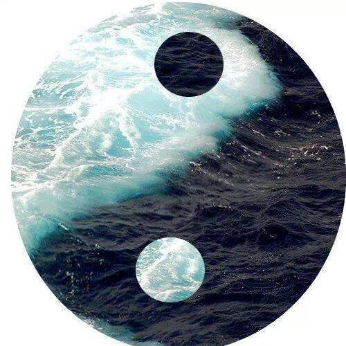 Somente, não mente. Sorria, só ria. Acalma, a alma. Respira, e não pira. E segue, em frente.. Loucura, cura. ✌️