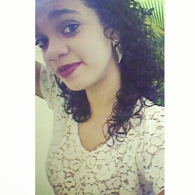 Violinista , Flamenguista , Católica , Shalomista , Navy , Estudante de Gastronomia e futura Nutricionista. Quer saber mais ? Me Siga !
