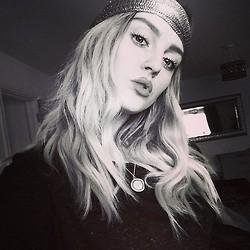 Perrie Louise Edwards.21 years old.1/4 of Little Mix. Get #Salute today. {Roleplay/Single}