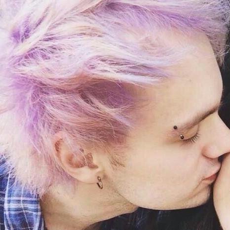 alotoffandomss's profile picture. Free follow from @uholdyourbreath, go follow if you want.