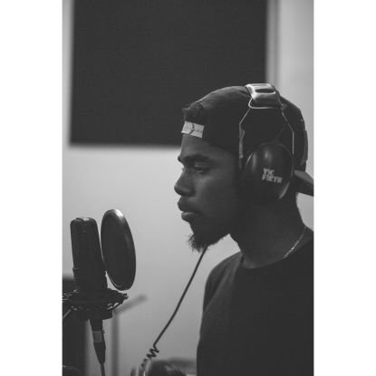 Heey.. I'm Reggie, a lot of people say that I'm a Musician.. there're other who say that I'm a Singer or against a Dancer.. But in fact.. I'm just Reggie!! xP