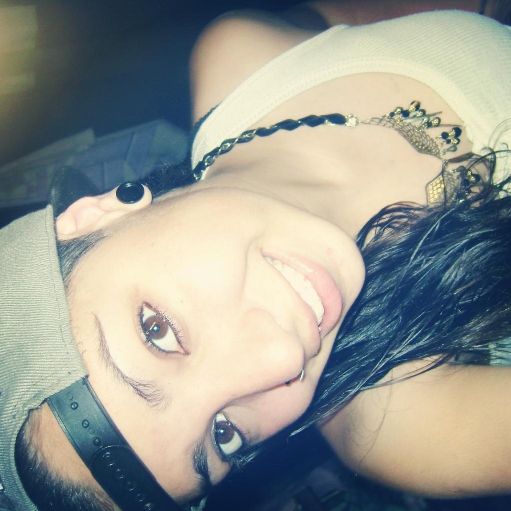 yohanaabelen's profile picture. Si me pudieran dar a elegir como y donde yo quisiera morir, contestaría acostada, feliz de estar a tu lado.♥