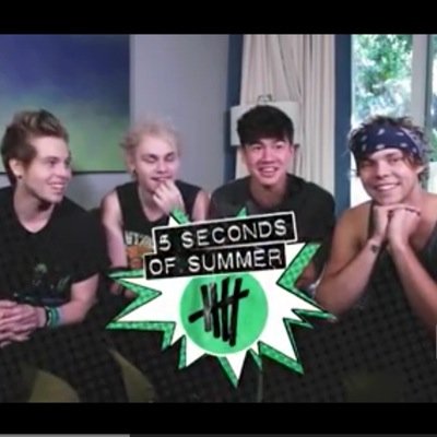 CLICK AND LIKE THE PHOTO SO WE CAN HAVE A CHANCE TO GO TO LA FOR 5SOSDERPCON