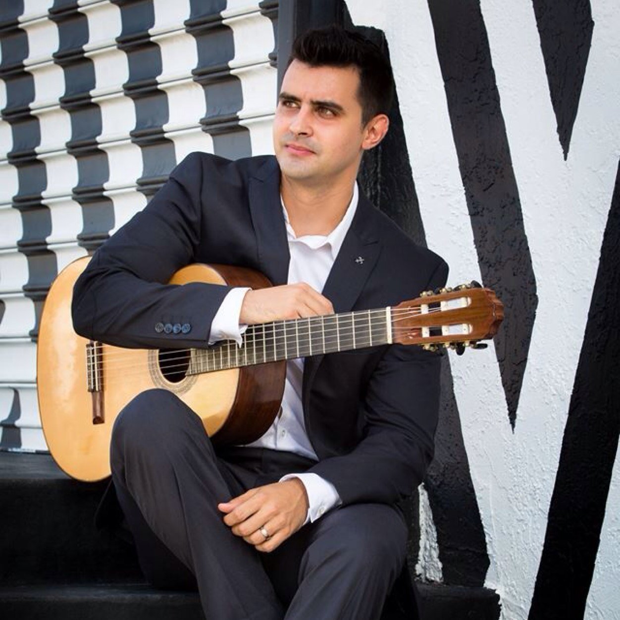 Classical guitarist, teacher, and wine aficionado. Executive Director of the @flguitarfound. Faculty at @frostschoolum Trust me, I'm a doctor.