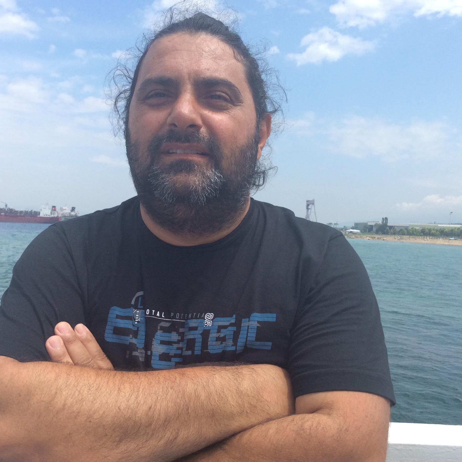 HAYVAN SEVER, TİYATRO VE SİNEMA SEVER, RESİM VE MÜZİK SEVER.