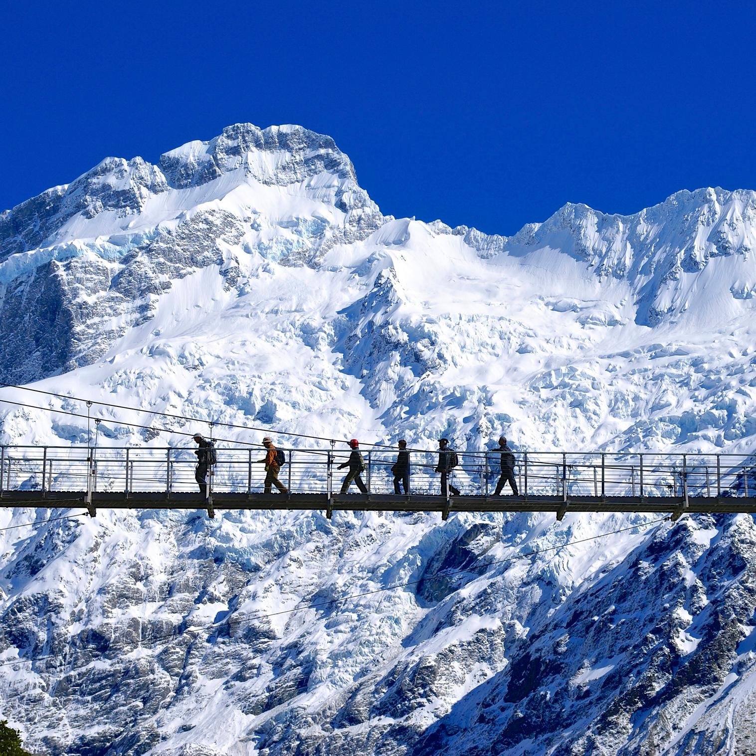 Clear starry nights, brilliant sunny days, turquoise blue lakes & snow-capped mountains makes the Aoraki Mount Cook Mackenzie region the place to be!