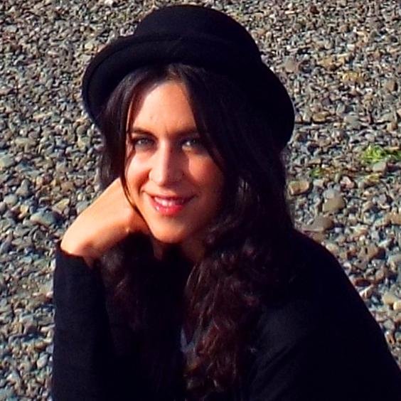 Periodista. Aficionada a la lectura, a captar instantes, a viajar, a conocer, a los idiomas, a coleccionar ciudades, a sorprenderme.
Instagram @plecasana