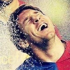 Aficionado al fútbol, comentarista de fútbol profesional en el bar que hay abajo de mi casa, estrella del equipo infantil con tan solo 20 años.