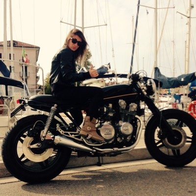 elisapelle18's profile picture. 