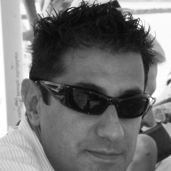Licenciado en C.C. Económicas por la UAH, Empresario y padre de familia.#MIBers. Apasionado de la MTB, el Jazz, la cocina y el Atleti.