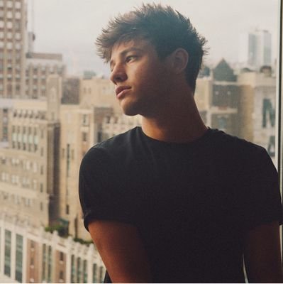 19 años. Algo tímido pero cariñoso. Sumiso de @WillG_RPL . {Homosexual}
