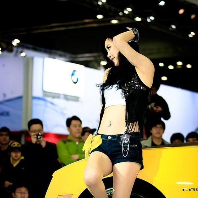 Auto Show Girl Review, The Girls In The Race, Sexy Girl pose on cars