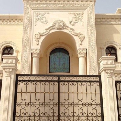 قلم حائر بين السطور فقد وحيه في موج البحور فأراد الثبات في وسط الهواء ولم يعلم أنه لا يستطيع حمله