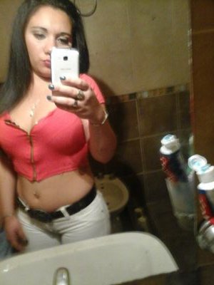 Es de locos amar a alguien que te hiere, pero es mas loco pensar que quien te hiere, TE AMA.