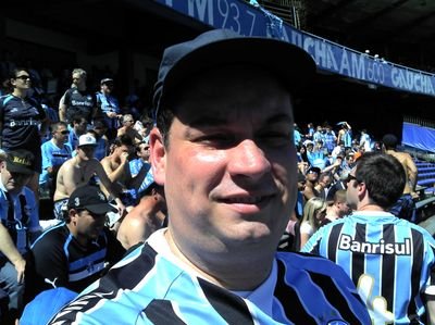 Gremista, roqueiro, Gremista, tomador de Cerveja, Gremista, e Pai das 3 Gremistas mais lindas da face da terra.