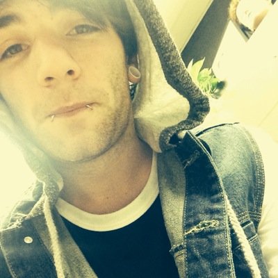 Guitarist @FHTHband I follow back... If your cool(;