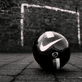 بين القلم و الورقة نصنع جمال الإبداع ..!
 نتلاعب بالكلمات حتى تروق لمن يراها ..!