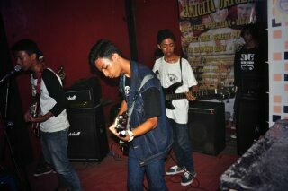 my name is RIDHO DARMAWAN i like playing futsal and like football club MANCHESTER UNITED !