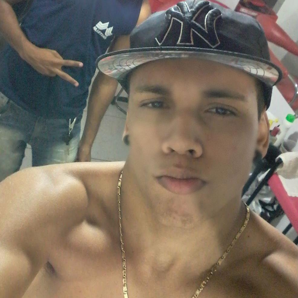 um atleta e sonha atuar no futebol profissional...http://t.co/AnJOPWjNlY