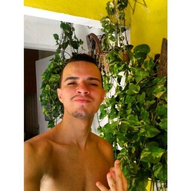 Paulista, 20 anos e solteiro. Jogador de Futebol, atualmente no São Bento, SP - Instagram Oficial: http://t.co/LdbvGljlEI 