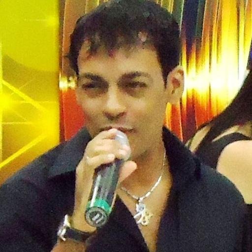 Cantor, Compositor, Produtor Musical e Filósofo.      
''Eu poderia ser mais um. Eu poderia ser x, y ou z.
Mas resolvi ser delta!''  --- Sergio Isla