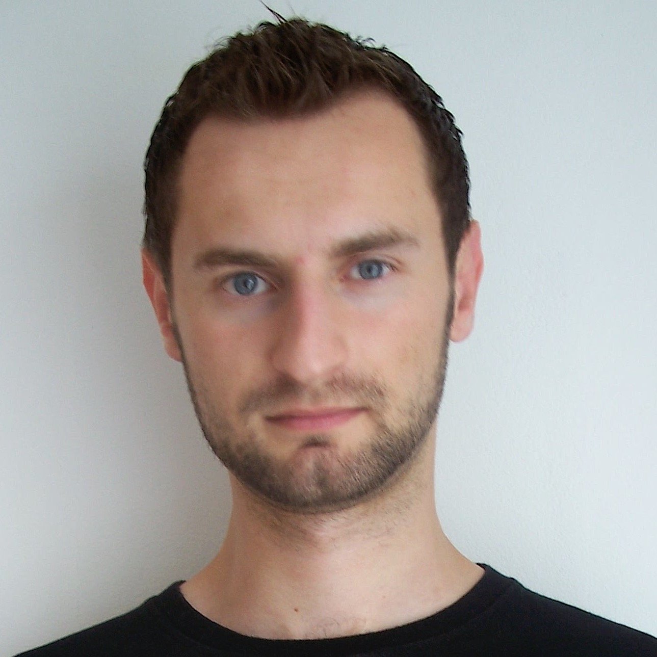 Specjalista SEO. Dziennikarz IT. Hacker. Blisko 20 lat tworzy marki internetowe.